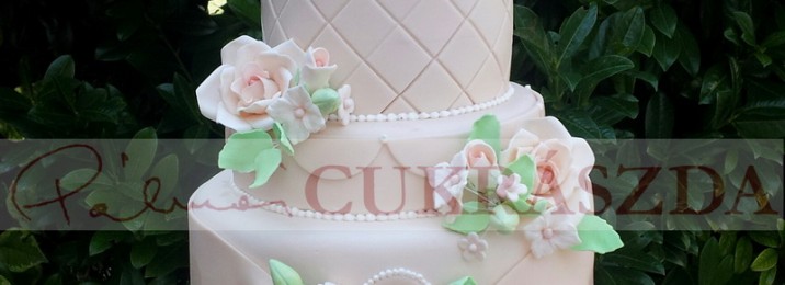 80 szeletes esküvői torta saját készitésű cukor rózsákkal