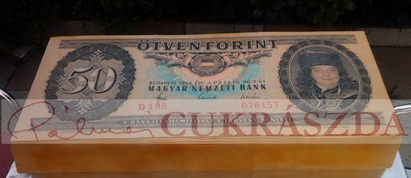 50 ft-os bankjegy születésnapi torta az ünnepelt arcképével