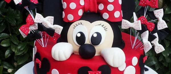 16 szeletes piros-fekete Minnie torta